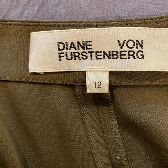 Diane Von Furstenberg. Silk olive green trousers. - Picture 6 of 11
